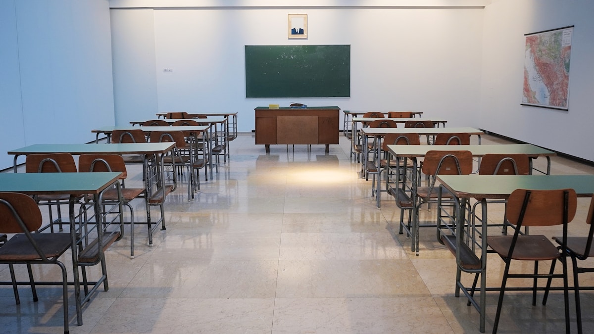 Insegnante con tablet in aula